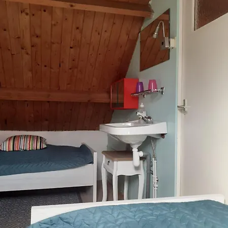 Einseitig Angebautes Sommerhaus Mit Garten *