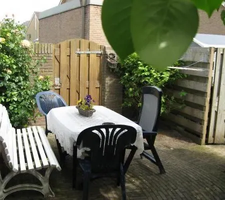 Einseitig Angebautes Sommerhaus Mit Garten Holiday home