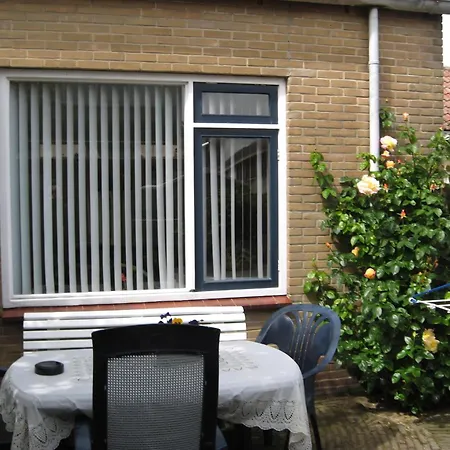 Einseitig Angebautes Sommerhaus Mit Garten *